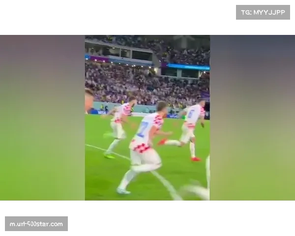 特写:39岁门将西里古扑出点球后,看台上儿子激动落泪